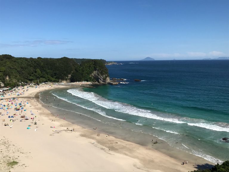 青い海と