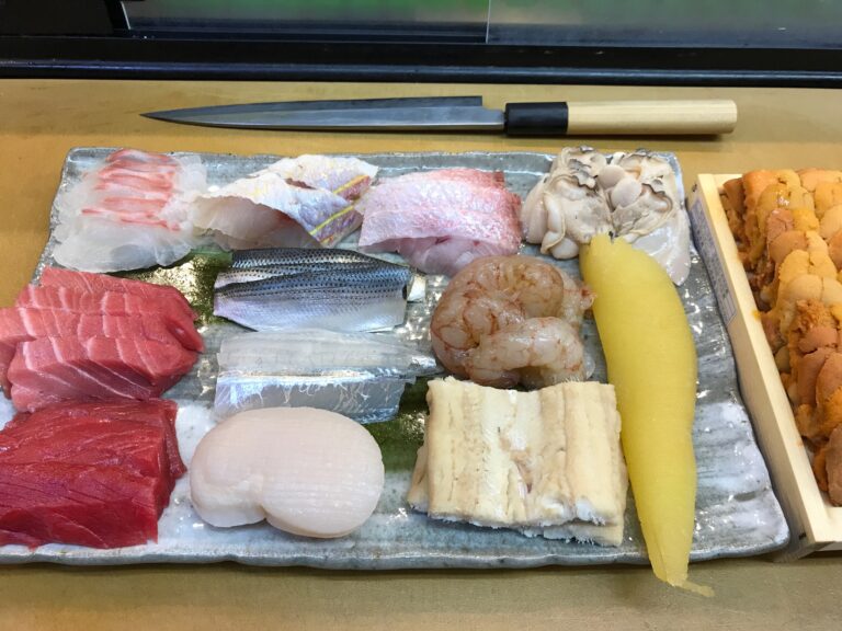 夜のカウンター席でおまかせ握りコースを